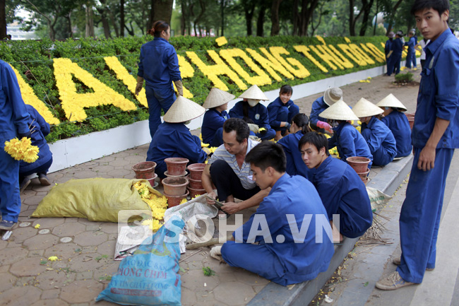 nguoi-dan-thu-do-tat-bat-trang-hoang-ki-niem-ngay-giai-phong