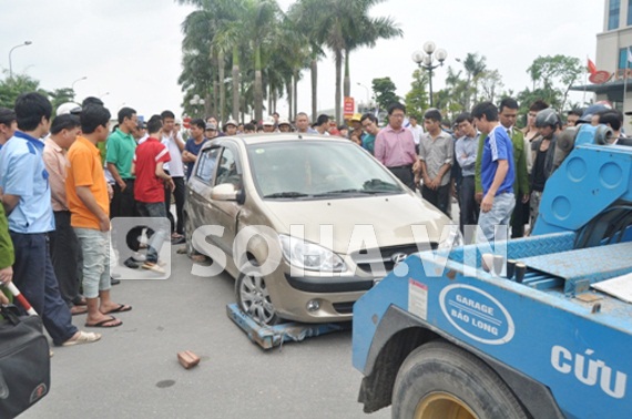 Mâu thuẫn, em gái lái xe đâm vào anh trai 1