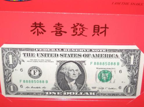 Các tờ 1 USD này đặc biệt ở chỗ có số seri bắt đầu bằng 8888 và đựng trong phong bì màu đỏ.