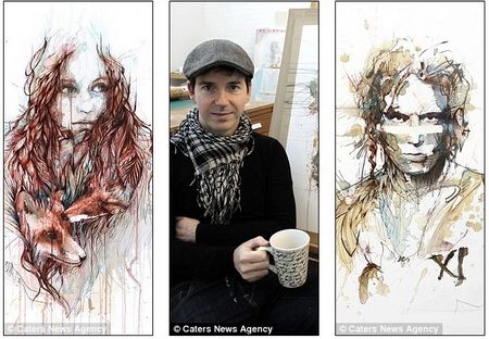 Carne Griffiths bên 2 tác phẩm của mình