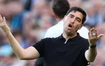 HLV Liverpool điên tiết khi đội nhà nhận bàn thua trớ trêu