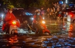 Mưa xối xả khiến đường Hà Nội chìm trong "biển nước", sóng đánh đổ xe máy
