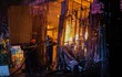 Cháy dãy xưởng sản xuất gỗ ở Đại Mỗ, lửa và khói đen bốc cao nghi ngút
