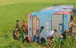 Tài xế tử vong cùng nhiều hành khách bị thương sau khi xe khách lao xuống ruộng