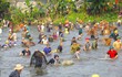 Sau tiếng trống, cả ngàn người mang nơm ào xuống hồ thi nhau bắt cá