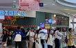 Khung cảnh Vạn Hạnh Mall ngày lễ tóm gọn trong 1 từ, bảo vệ sát sao nhắc nhở khách không đến gần ban công