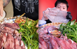 Đu trend ăn mực hấp cuốn rau muống sống, 1 TikToker bị đau bụng, dân mạng liền nghĩ ngay tới lý do này