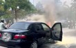 Ô tô con bốc cháy dữ dội trên đường phố trung tâm Huế