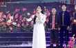 Ca sĩ Huyền Trang xúc động khi hát tại chương trình mừng sinh nhật Bác