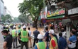 Hà Nội: Bùn đất bất ngờ phun lên, tràn lênh láng ra đường trên phố Cát Linh