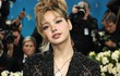 Mốt không quần táo bạo của Lisa (BlackPink)