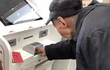 Ra ATM rút tiền để đi chợ, cụ ông 72 tuổi choáng váng vì có tiền giả: Ngân hàng thẳng thừng nói "Không liên quan!"