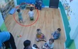Cô giáo vừa bày hoa quả ra để dạy học thì 2 búp măng non liền xuất hiện và ngay 1 việc khiến các cô vừa hoảng vừa buồn cười
