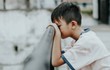 Con bị bạn gọi bằng 7 từ rồi tẩy chay, người cha chết lặng: 40 năm, chưa bao giờ nghe điều lạ kỳ đến thế!