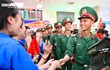 Người dân chào đón đoàn quân ra Bắc luyện tập diễu binh mừng 80 năm Quốc khánh