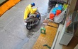 CLIP: Hành động gây sốc của người đàn ông đi xe xịn ở miền Tây