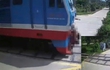 Camera ghi lại khoảnh khắc người đàn ông “đứng im khi tàu hỏa lao tới”