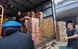 Theo dõi một căn hộ cho thuê suốt 7 ngày, công an bắt giữ 'ông bà trùm' livestream, tịch thu hơn 1.400 món đồ nhái