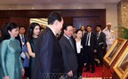 Tặng Tổng thống Hàn Quốc và Phu nhân bức chân dung làm từ lá sen