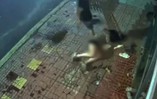 Người phụ nữ bị chồng đánh đập ngoài đường lúc 1 giờ sáng: Hé lộ nguồn cơn