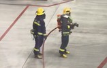Máy bay vừa hạ cánh thì lửa bất ngờ bùng lên, khói đen bao trùm khoang hành khách