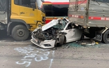 Ôtô 4 chỗ bị "vò" biến dạng trong tai nạn liên hoàn ở Đồng Nai