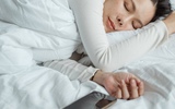 Thực hư về việc ngủ cạnh điện thoại gây ung thư