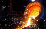Tại sao khi kim loại nóng chảy, nồi nấu kim loại vẫn giữ được sự ổn định như ban đầu?