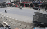 Thanh niên đâm trúng đuôi ô tô tải, nguyên nhân từ thói quen xấu của số đông khi chạy xe