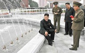 Những chuyện kỳ lạ ở Triều Tiên: Gặp lãnh tụ nhất định phải mang giấy bút