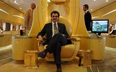 Hoàng tử Ả rập và "thú" tiêu tiền dị nhất thế giới