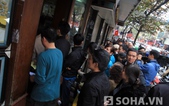 Hà Nội: Xếp hàng mua bánh chưng như thời bao cấp