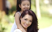 Thuý Hằng và con gái chúc Tết kiểu 'Con bướm xuân'