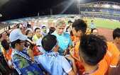 CĐV nước ngoài chỉ trích "trò hề" của fan Việt