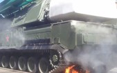Daily Mail: Xe chở tên lửa BUK cháy động cơ ở lễ duyệt binh Nga
