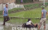 Hai người phụ nữ vật nhau dưới ruộng lúa mới cấy ở Bắc Giang