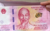Chen lấn mua tiền 100 đồng lưu niệm tại TP.HCM