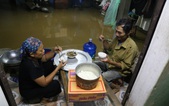 Chùm ảnh: Cuộc sống "trên giường, dưới nước" của dân vùng lũ ở Hà Nội