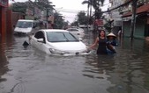 Xe hơi nằm la liệt khắp phố TP.HCM do ngập nước chết máy