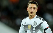 Chê Ozil hèn nhát, Chủ tịch Bayern Munich bị mắng là kẻ dối trá rẻ tiền