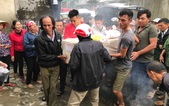 [Ảnh] Hàng nghìn người đón thi thể các nạn nhân tử vong trong thùng xe cotainer ở Anh về quê nhà Nghệ An, Hà Tĩnh