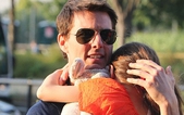 Hình ảnh quấn quýt của bố con Tom Cruise - Suri