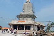 Tượng Phật khổng lồ bất ngờ đổ sập
