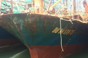 Tàu vỏ thép nằm bờ