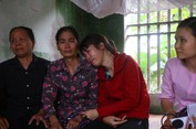 Nữ sinh bị lột đồ đánh dã man