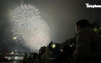 Pháo hoa rực sáng bầu trời Hà Nội