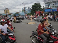 Chùm ảnh: Cận ảnh người dân vây kín ngôi nhà đào móng thấy hơn 30 quan tài