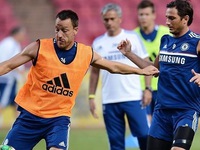 CĐV Man United, Chelsea mơ được như “fan cuồng cởi trần” 