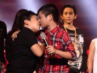 Clip ghi lại 'nụ hôn đồng tính' của Quang Anh The Voice Kids