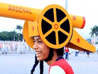 Fan cuồng đón Arsenal: Những góc tối đáng lên án